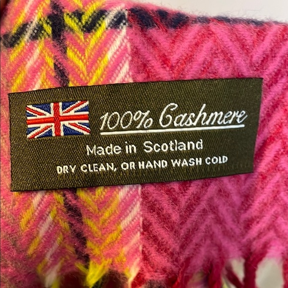 100% Cashmere Made in Scotland Pink Plaid Scarf with Fringe - Picture 4 of 13